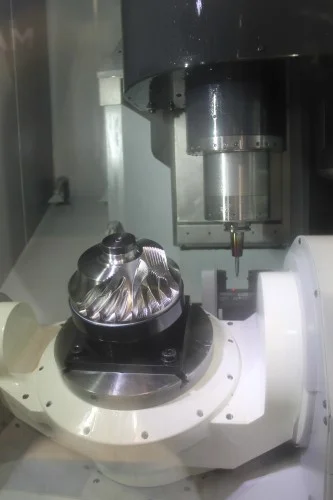 Centru de prelucrat vertical Makino D300