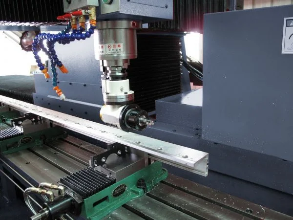 Centru de prelucrare vertical CNC cu coloana mobila Kamioka LONGHORN VL-8000