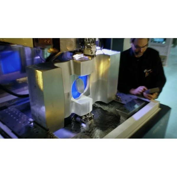 Makino U86 - Masina de electroeroziune cu fir
